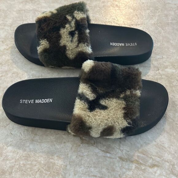 STEVE MADDEN Camo Fuzzy Slides - Picture 3 of 4